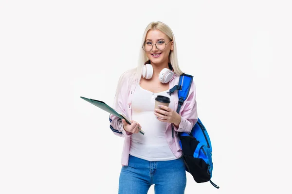 Mladá Studentka Sluchátka Batoh Pití Kávy Úsměvem Při Spuštění Volné — Stock fotografie