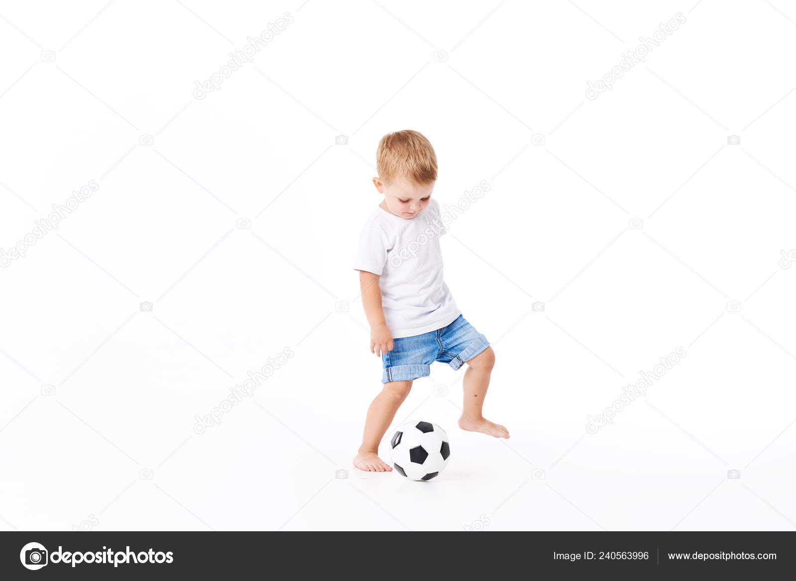 Bebé niño en camiseta de fútbol en blanco