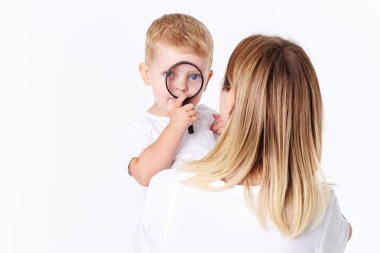 Güzel smimling yürümeye başlayan çocuk oğlu (gerçek aile) ile genç anne. Beyaz arka plan üzerinde izole. 