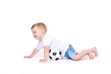 Küçük sevimli oğlu 3 yaşında, futbol tribünleri dolduran beyaz t-shirt futbol topuyla oynayan beyaz arka plan üzerinde izole. yaşam tarzı kavramı. Metin için yer kopyalayın