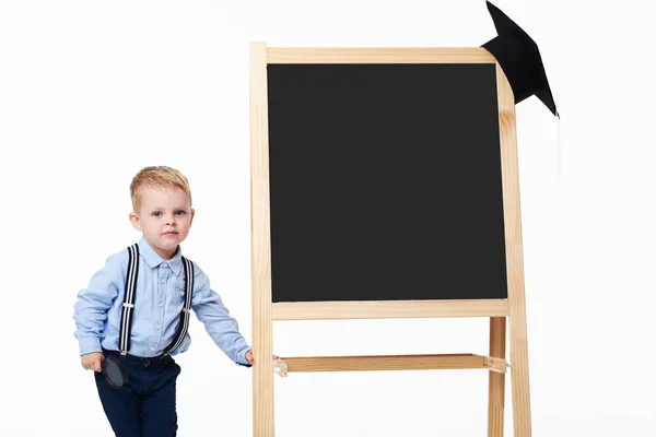 Criança Volta Escola Conceito Educacional Retrato Menino Graduado Perto Quadro — Fotografia de Stock