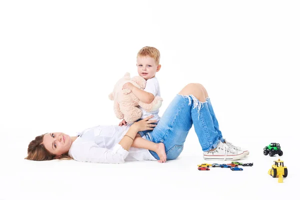 Moderskap Koncept Ung Mamma Och Son Spela Med Plastleksaker Och — Stockfoto