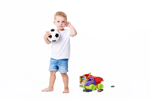 可爱的小男孩 足球迷在白色 T恤上玩足球孤立在白色背景 生活方式的概念 复制文本的空间 — 图库照片