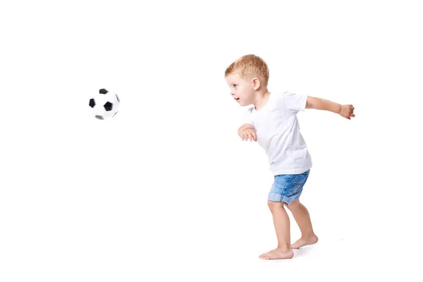 白い背景の上にかわいい子供男の子 サッカー ボールで遊んで白い シャツのフットボールのファンが分離されました ライフ スタイルのコンセプト コピーのテキストのための領域 — ストック写真