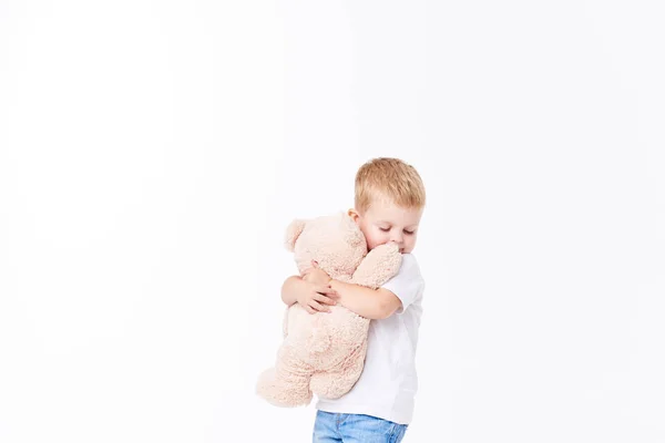 Lindo Niño Jugando Abrazando Con Oso Piel Juguete Suelo Aislado —  Fotos de Stock