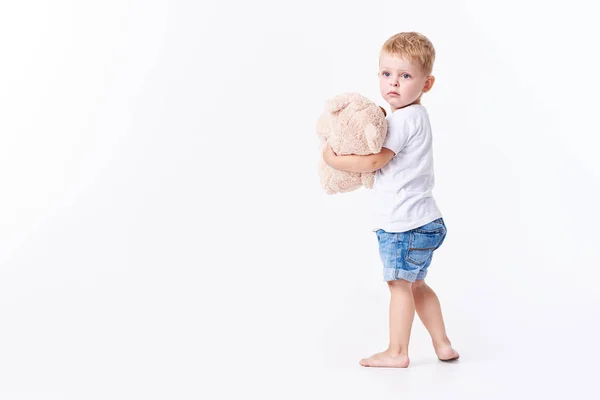 Lindo Niño Jugando Abrazando Con Oso Piel Juguete Suelo Aislado —  Fotos de Stock