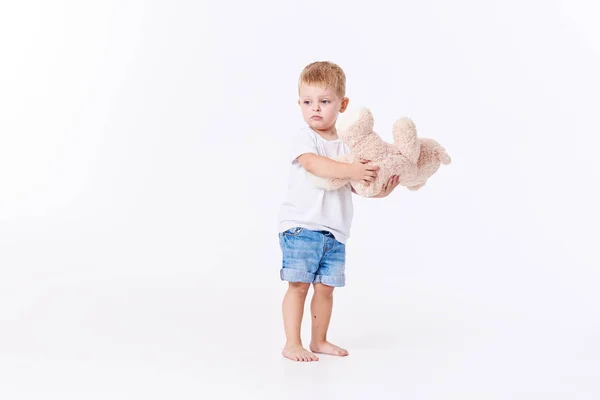 Lindo Niño Jugando Abrazando Con Oso Piel Juguete Suelo Aislado —  Fotos de Stock