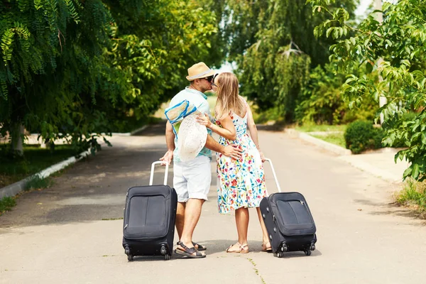 로맨틱 공항으로 가방을 매력적 여자와 잘생긴 여행을 준비가 — 스톡 사진