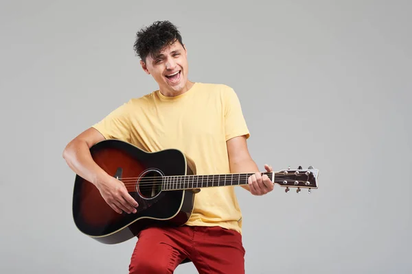 Όμορφος Νέος Άνθρωπος Παίζει Ακουστική Κιθάρα Και Τραγουδάει Ένα Διασκεδαστικό — Φωτογραφία Αρχείου