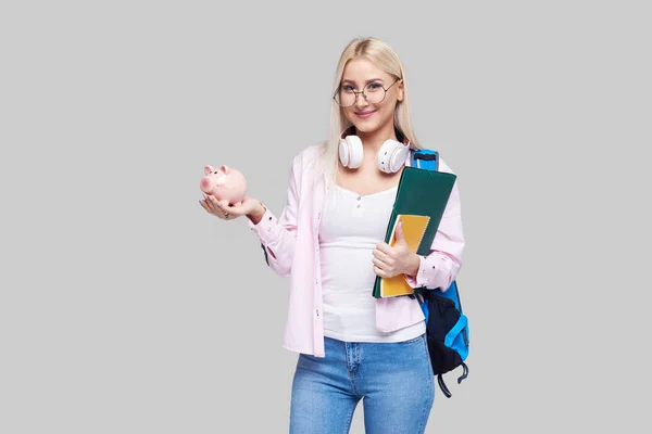 Náklady Vysokoškolské Vzdělání Portrét Šťastné Studentka Prasátko Bank Hotovost Rukou — Stock fotografie