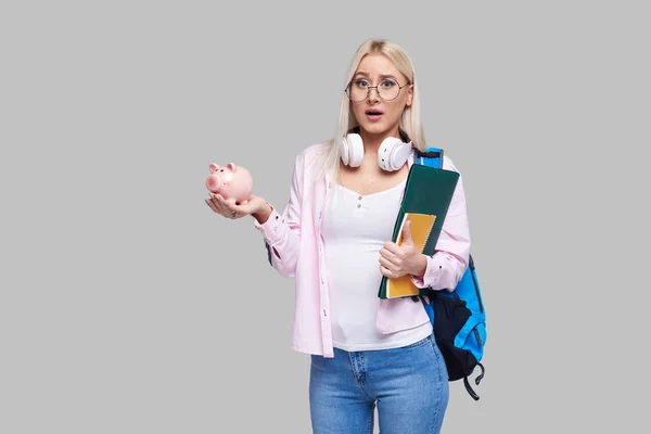 Costo Dell Istruzione Universitaria Ritratto Donna Stressata Con Salvadanaio Mano — Foto Stock