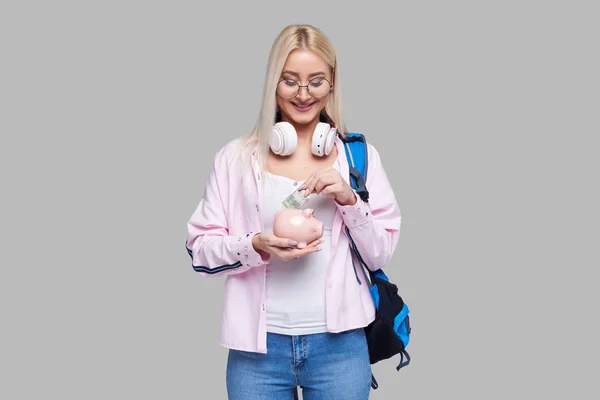 Kosten Der Hochschulausbildung Porträt Einer Glücklichen Studentin Mit Sparschwein Und — Stockfoto