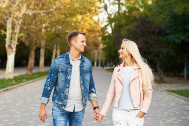 Retro yuvarlak gözlük mavi bahar buket pembe arka plan üzerinde izole kadınlar günü almak için heyecanlı olmak neşeli genç bayan. Metin için doğru uzay arıyor