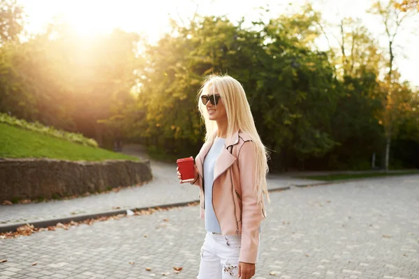 Concepto Moda Callejera Joven Estudiante Elegante Caminando Parque Soleado Tiene — Foto de Stock