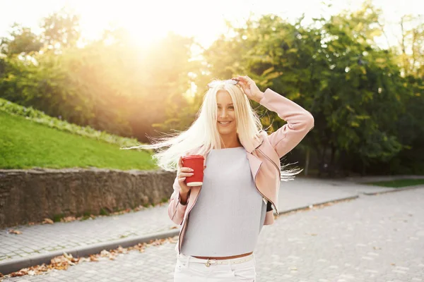 Concetto Street Fashion Giovane Studentessa Elegante Piedi Nel Parco Soleggiato — Foto Stock