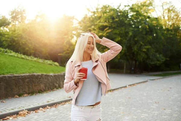 Concetto Street Fashion Giovane Studentessa Elegante Piedi Nel Parco Soleggiato — Foto Stock