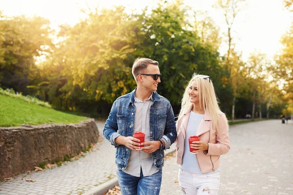 Glückliches Verliebtes Paar Beim Spaziergang Durch Den Park Mit Kaffee — Stockfoto