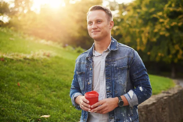 Mladí Hipster Muž Stojící Sebou Kávu Parku Usmíval Plesantly Kamery — Stock fotografie