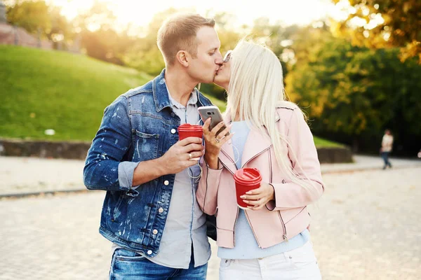 Usmívající Pár Lásce Chůze Podzimním Parku Drželi Ruce Poslouchat Hudbu — Stock fotografie