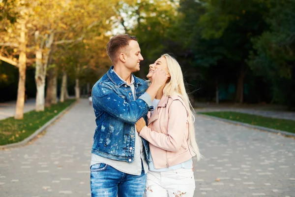 Joyeux Jeune Couple Amoureux Étreignant Riant Extérieur Promenade Dans Parc — Photo