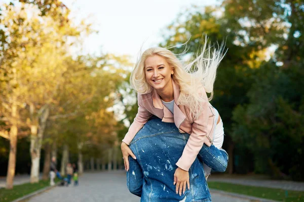 Boldog Szerető Pár Boldog Fiatalember Piggybacking Barátnőjét Miközben Arms Kinyújtott — Stock Fotó