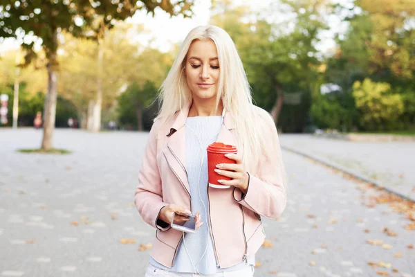 라이프 스타일 여자의 초상화 공원에 산책가 커피를 마시는 — 스톡 사진