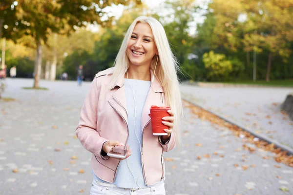 라이프 스타일 여자의 초상화 공원에 산책가 커피를 마시는 — 스톡 사진