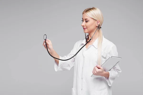 Wesoły Młodych Blond Kobieta Lekarz Stetoskop Szyję Patrząc Kamery Szarym — Zdjęcie stockowe