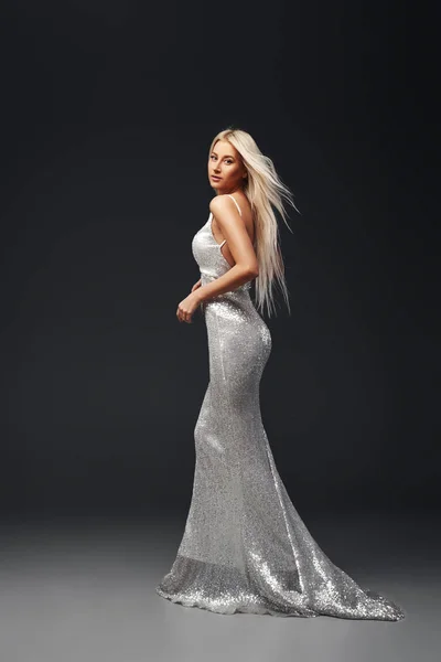 Moda Model güzellik Giydir, gümüş kumaş elbise, kadın giyim kumaş, gece arka içinde çırpınan beyaz sallayarak 
