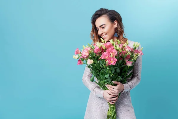 Joven Pelirroja Feliz Sosteniendo Ramo Flores Primavera Colores Aislados Sobre — Foto de Stock