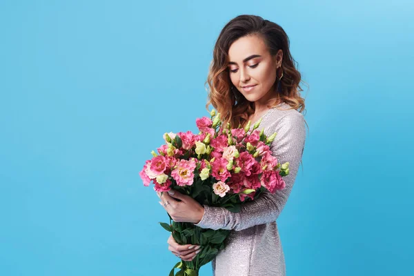 Joven Mujer Pelirroja Sonriente Feliz Sosteniendo Ramo Flores Primavera Colores — Foto de Stock