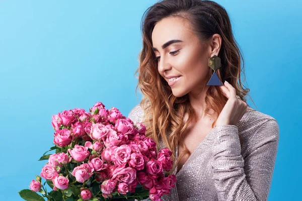 Joven Mujer Pelirroja Sonriente Feliz Sosteniendo Ramo Flores Primavera Colores — Foto de Stock