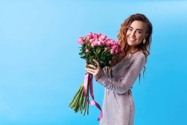 Joven Mujer Pelirroja Sonriente Feliz Sosteniendo Ramo Flores Primavera Colores — Foto de Stock