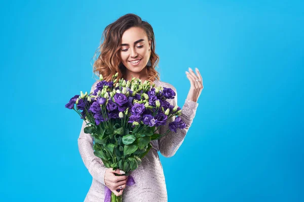 Joven Pelirroja Sonriente Feliz Sosteniendo Ramo Flores Violetas Primavera Aisladas — Foto de Stock
