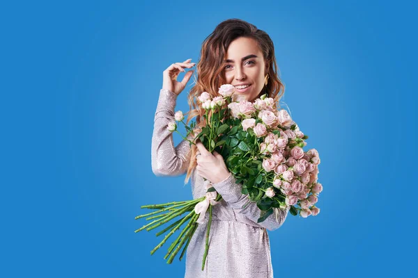 Retrato Feliz Morena Jovem Com Buquê Flores Primavera Rosa Sobre — Fotografia de Stock