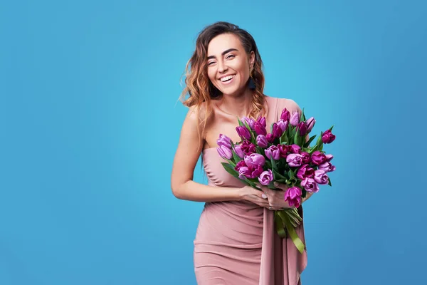 Joven Mujer Pelirroja Sonriente Feliz Sosteniendo Ramo Flores Primavera Colores — Foto de Stock