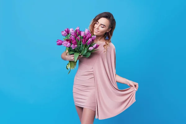 Joven Mujer Pelirroja Sonriente Feliz Sosteniendo Ramo Flores Primavera Colores — Foto de Stock