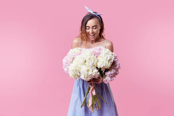 Jovencita Alegre Gafas Redondas Retro Emocionada Por Conseguir Ramo Flores — Foto de Stock