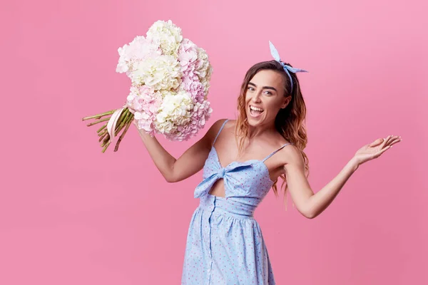 Jovencita Alegre Gafas Redondas Retro Emocionada Por Conseguir Ramo Flores — Foto de Stock