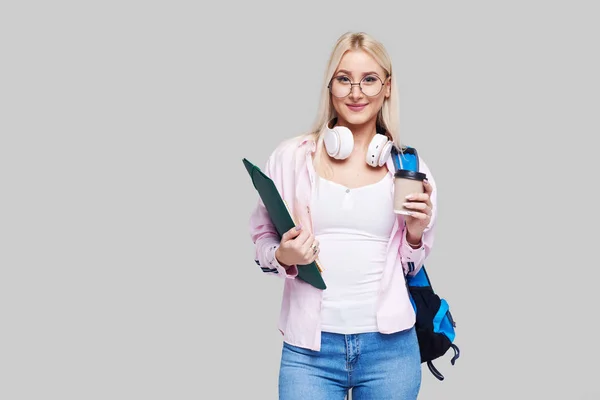 Mladá Studentka Sluchátka Batoh Pití Kávy Úsměvem Při Spuštění Volné — Stock fotografie