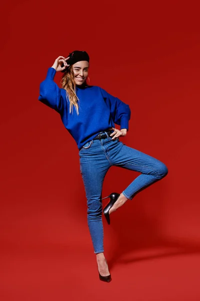 Μοντέρνα Σέξι Νεαρή Γυναίκα Φορούν Casual Ρούχα Μπλε Θέτοντας Κόκκινο — Φωτογραφία Αρχείου