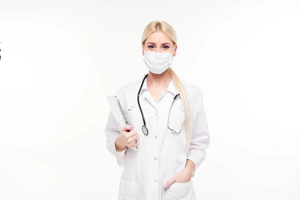 Портрет Молодої Жінки Блондинки Лікаря Медичній Масці Білої Робочої Форми — стокове фото