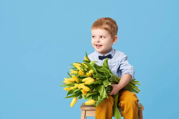 Adorable Niño Sonriente Con Ramo Flores Primavera Mirando Cámara Aislada — Foto de Stock