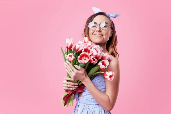 Jovencita Alegre Gafas Redondas Retro Emocionada Por Conseguir Ramo Flores — Foto de Stock