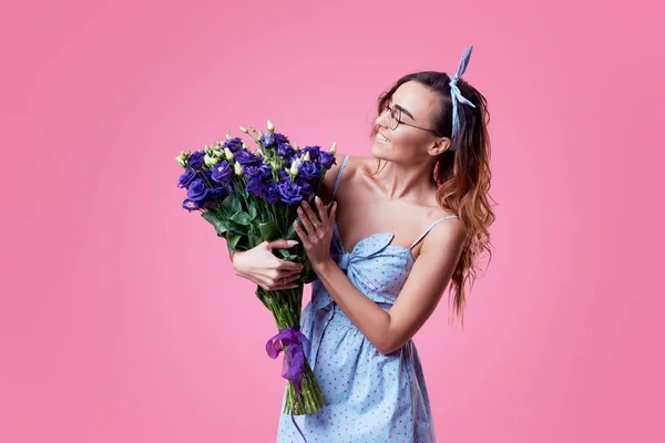 Joven Mujer Pelirroja Sonriente Feliz Sosteniendo Ramo Flores Primavera Colores — Foto de Stock