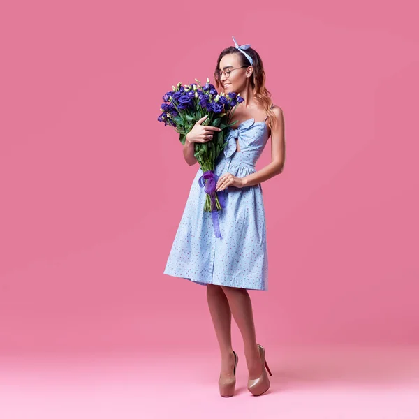 Joven Mujer Pelirroja Sonriente Feliz Sosteniendo Ramo Flores Primavera Colores — Foto de Stock