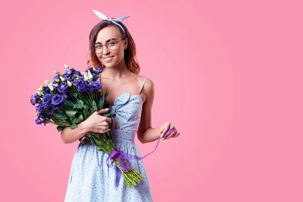 Joven Mujer Pelirroja Sonriente Feliz Sosteniendo Ramo Flores Primavera Colores — Foto de Stock