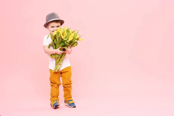 Adorable Niño Sonriente Con Ramo Flores Primavera Mirando Cámara Aislada — Foto de Stock