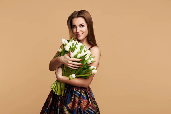 Wow Effect Prachtige Bloemen Womens Day Offerte Glimlachend Brunet Vrouw — Stockfoto