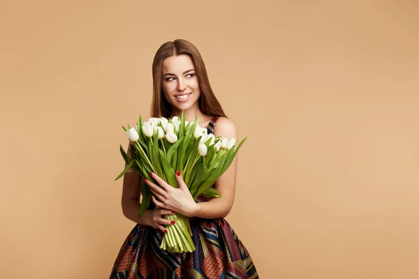 Wow Efekt Nádherné Jarní Květiny Dámské Den Nabídka Úsměvem Brunet — Stock fotografie